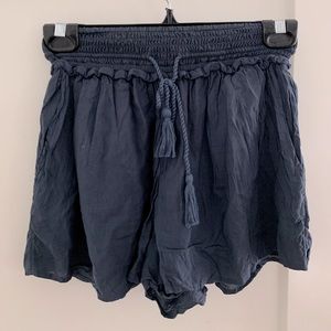 Aritzia Wilfred crinkle shorts size XXS navy colour